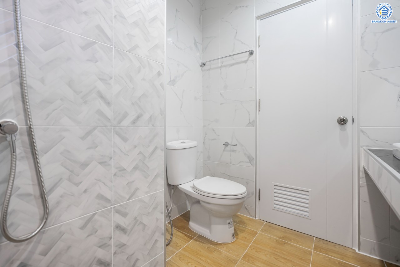 บ้านมือสองตกแต่งใหม่ ม.ลลิลอินเดอะพาร์ค บางใหญ่ พร้อมอยู่ตอบโจทย์ทุกฟังก์ชัน เนื้อที่ 50 ตร.ว. ฟังก์ชัน 3 ห้องนอน 2 ห้องน้ำ 1 ที่จอดรถ บนทำเลเดินทางสะดวก ใกล้เซ็นทรัลเวสต์เกต ทางด่วน "กาญจนาภิเษก และเพียง 5 นาทีถึงรถไฟฟ้าสายสีม่วง "สถานีตลาดบางใหญ่"